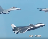 讲武谈兵｜空军首次公开有人/无人战机协同作战，“踹门作战”的急先锋