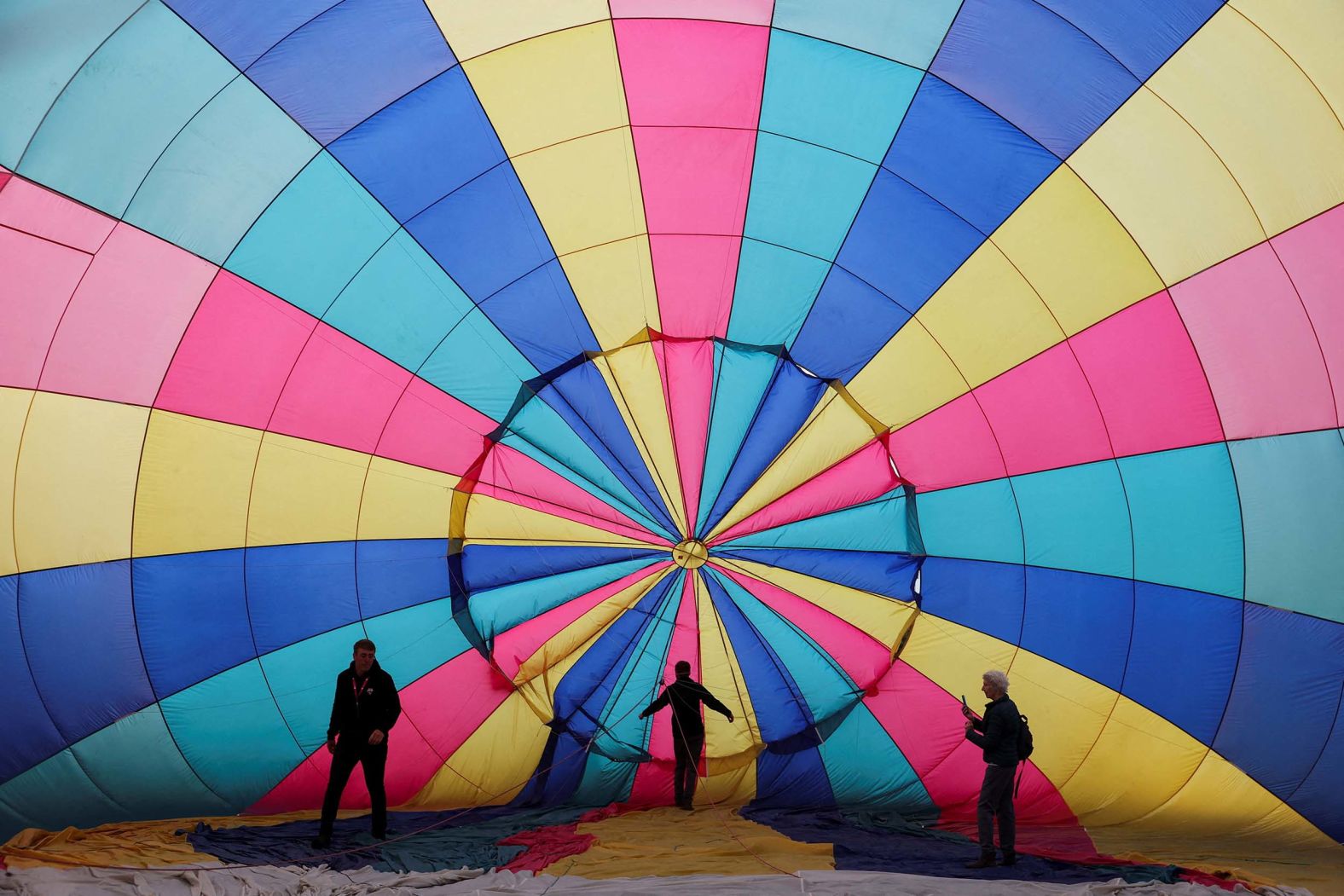 28-028-2025-08-08t054240z-1768077348-rc2t2ga056of-rtrmadp-3-britain-balloon-jpg.jpg