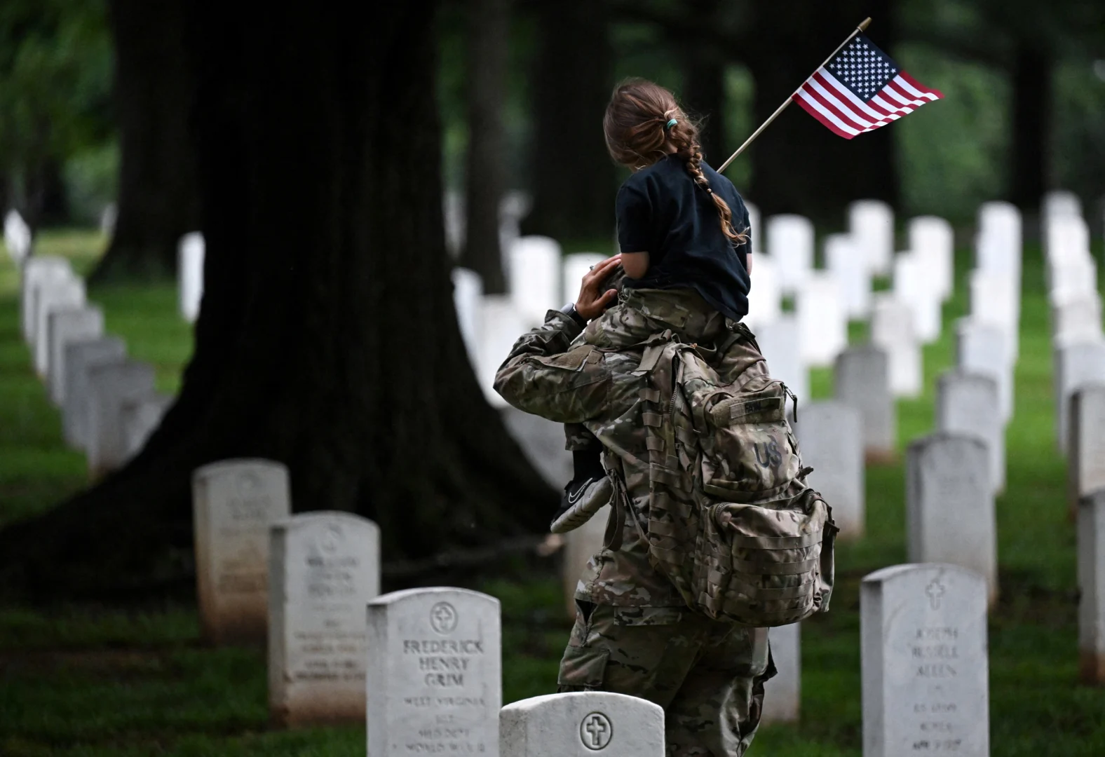 34-34-2026-05-21t152251z-813252579-rc2ldlaykkdn-rtrmadp-3-usa-memorial-day-flags.jpg