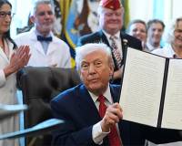 特朗普签署国防法案，从AI到生物技术进一步收紧美国对华科技投资