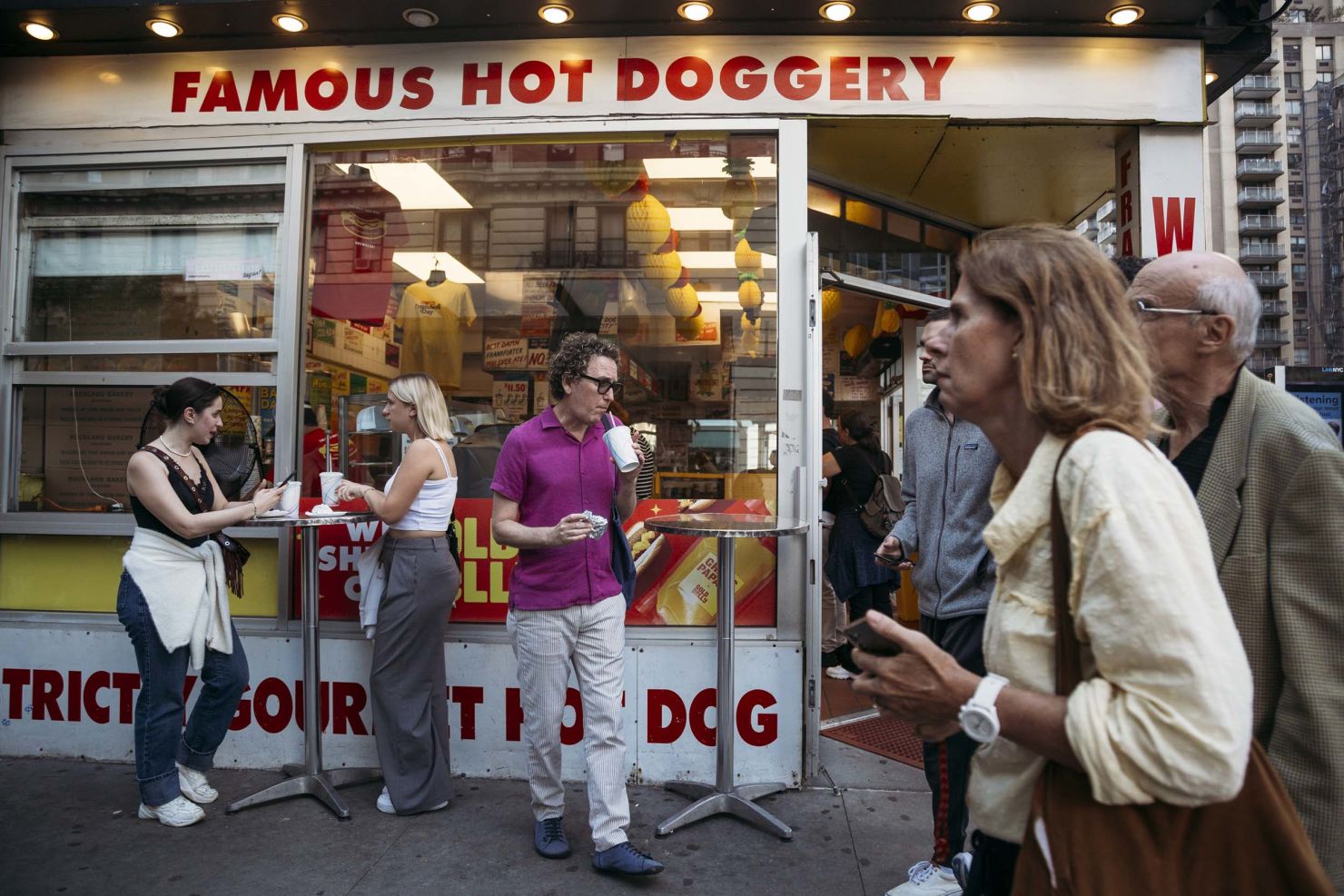 22-23-250926-lo-business-grayspapayahotdogstandnyc-09262025-oliverio-20250926-422.jpg