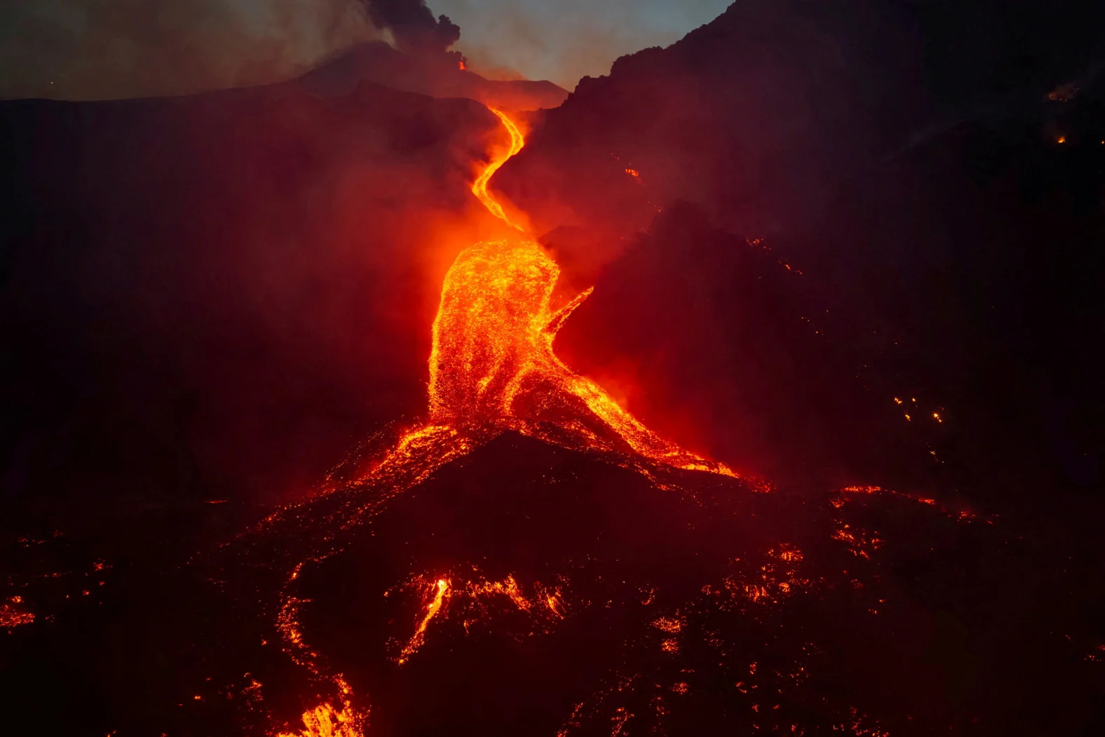 06-06-06-2026-08-12t115326z-684424403-rc2kwmalwry1-rtrmadp-3-italy-volcano-etna.jpg