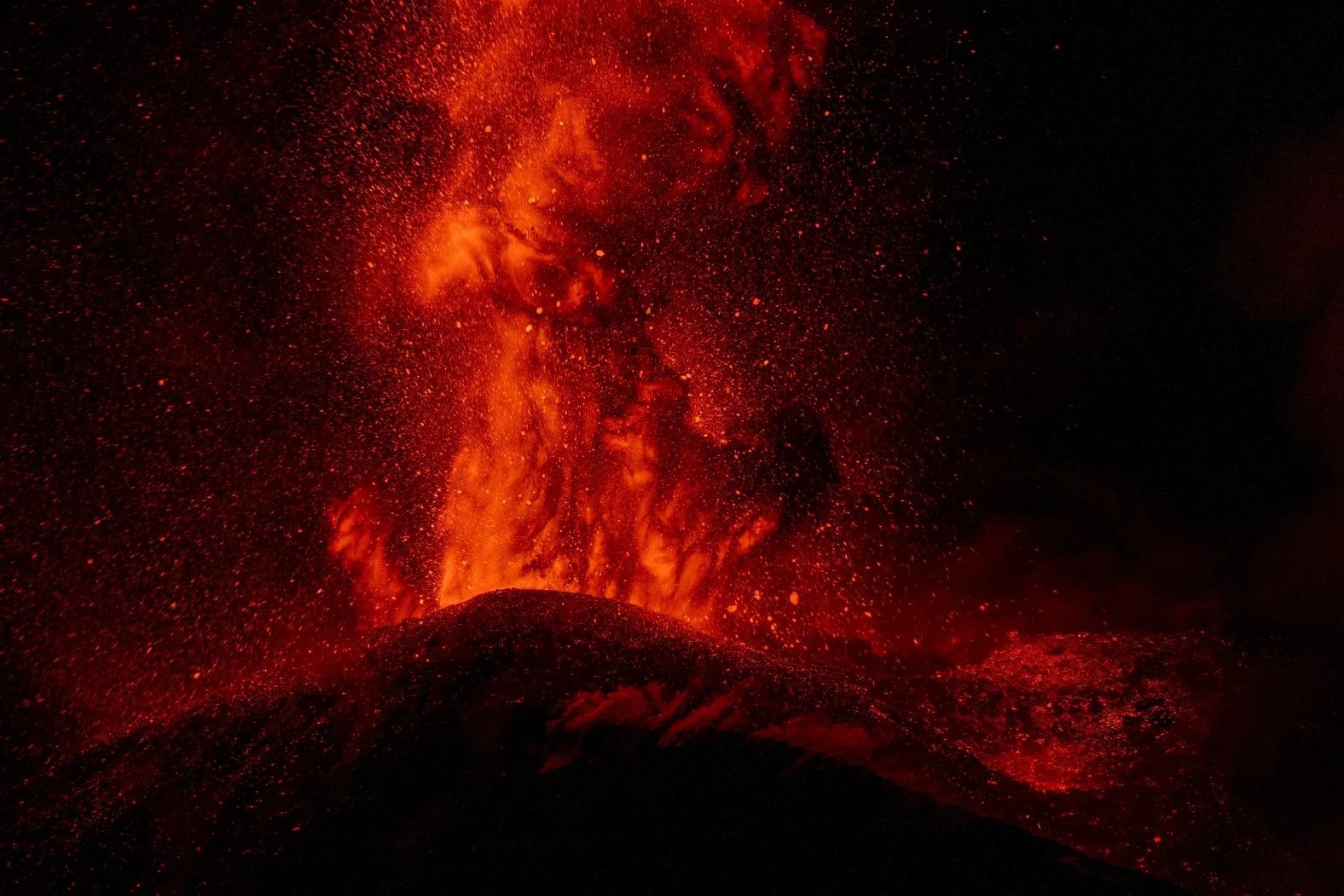 005-005-005-2026-08-14t130246z-2061724815-rc2vxmadeysh-rtrmadp-3-italy-volcano-etna.jpg